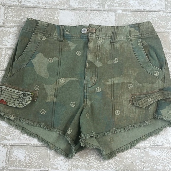 Pilcro green embroidered shorts - Picture 4 of 10